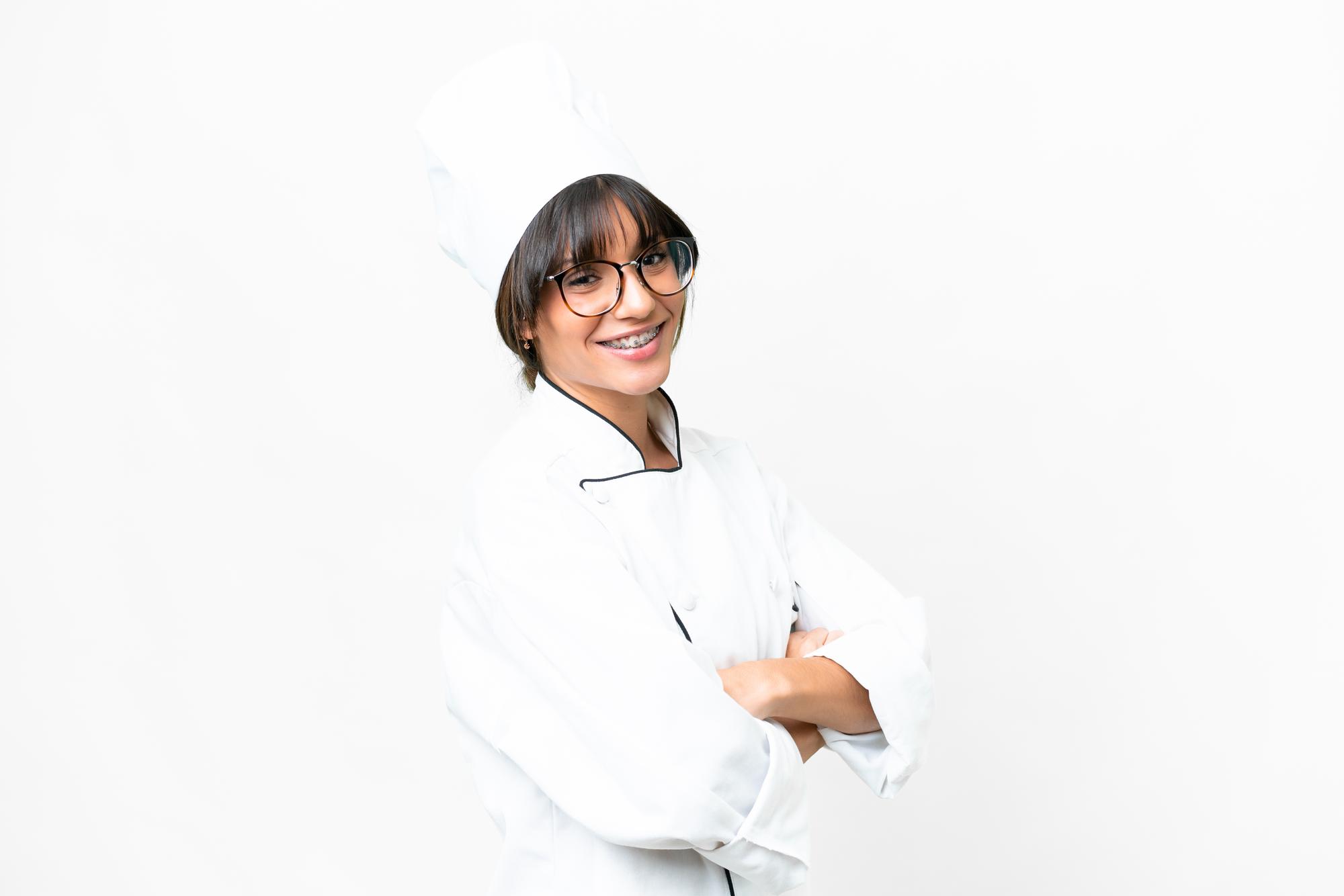 Chef che sorride in cucina